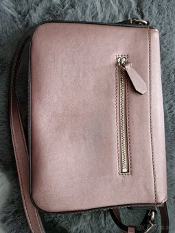 GUESS Crossbody růžová kabelka, jako nová + dustbag - 6