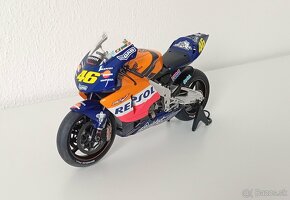 1:12 Postavená Tamiya Honda RC211V Rossi 2002 - 6