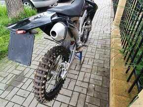 Suzuki RMZ 450 2011 možno postavit i na SPZ - 6