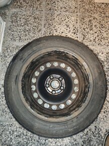 Zimné pneumatiky 205/55 R16 na plech. diskoch + VW puklice - 6