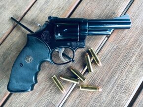 Revolver Smith & Wesson. 357 Magnum - 6