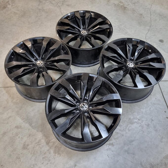 Hliníkové Volkswagen disky 5x112 R21 9.5J ET31 - 6