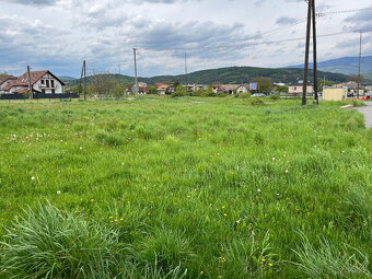 Slnečný a priestranný stavebný pozemok v centre obce Kriváň, - 6