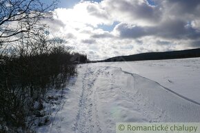 Prírodný 39 árový pozemok v blízkosti rodinných domov obci - 6