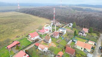 Stavebný pozemok v Baške (393 m²) s chatkou – ideálny na rek - 6