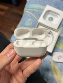 AirPods Pro 2 lightning port - 6