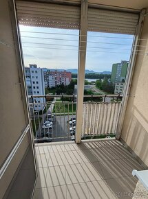PREDAJ 3 - izbový byt s balkónom v Štúrove. - 6