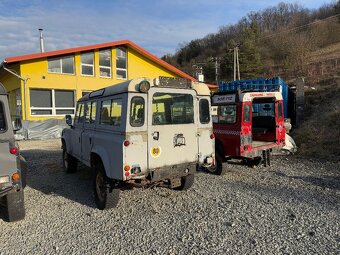 2 x Land Rover Defender 110 - 6