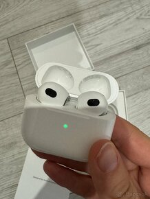 Apple AirPods (3. generácie) s Lightning nabíjacím puzdrom - 6