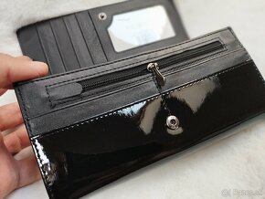 Dámska čierna lesklá peňaženka - 6
