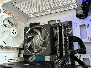 ➡️Ryzen 5 5600X\16GB\RX 7700XT\SSD-HDD\750W Zdroj\zár. 48 - 6