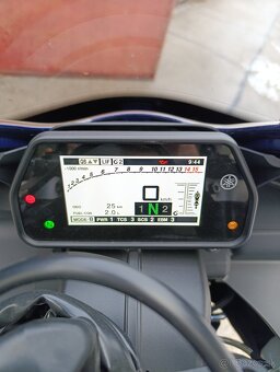 Yamaha R1 - 6