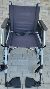 invalidny vozík 48cm pridavne brzdy pre asistenta pas barle - 6