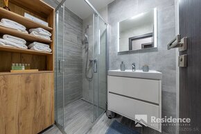 Luxusný horský dvojspálňový apartmán s parkovacím státím v l - 6