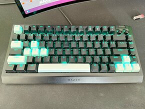 Razer BlackWidow V4 75 %, top stav, náhradne KeyCaps - 6