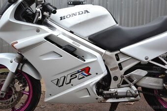 Honda VFR 750 RC36 - 6