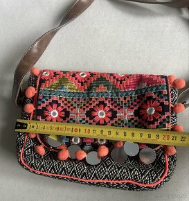 VIACFAREBNÁ CROSSBODY KABELKA - 6