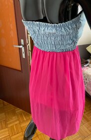 Riflové šaty so šifónovou sukňou - 6
