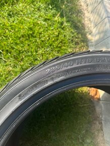 Predám zimné pneu Kumho 235/40 R19 - 6