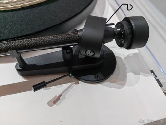 Pro-Ject Debut EVO s Karbónovým ramenom Ortofon OM 10 - 6