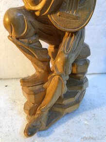 Stará krásna drevená socha muž s mandolínou - 6