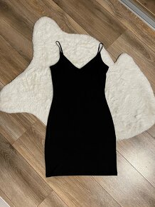 Čierne krátke obtiahnuté šaty s kamienkovými ramienkami - 6