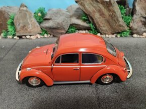 Prodám model 1:18 Volkswagen Beetle 1971 - 6