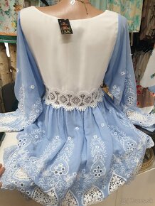 Šaty S krásne modre čipkové detaily - 6