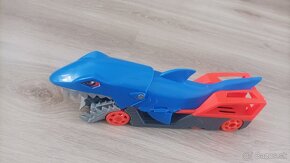 Hot Wheels kamióny a žralok - 6