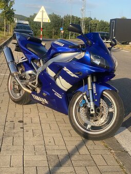 Yamaha R1 - 6