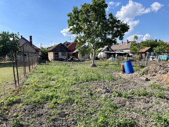 VEĽKÉ DVORNÍKY – STAVEBNÝ POZEMOK SO STARÝM RODINNÝM NA PRED - 6