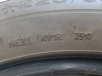 Predám zimné pneu Dunlop 225/65 R17 - 6