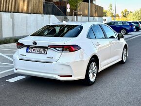 TOYOTA COROLLA SEDAN 1,8 HYBRID automat 16660,- . - 6