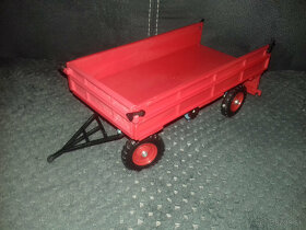 Predám starú hračku traktor Zetor 8011  s vlečkou,červená - 6