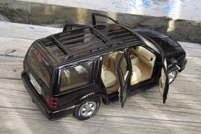 1:18 Lincoln Navigator - 6