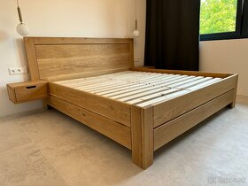 Dubová masívna posteľ s úložným priestorom, nočnými stolíkmi - 6