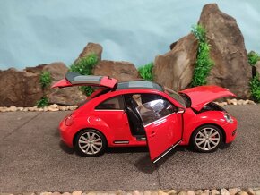 Prodám model 1:18 Volkswagen new beetle 2012 - 6