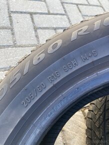 Predám dve zimné gumy PIRELLI 205/60 R16 - 6