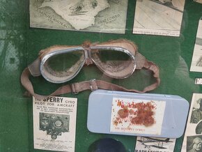 Letecké věci ve vitríně - kukla, brýle, tiskoviny, přístroj - 6