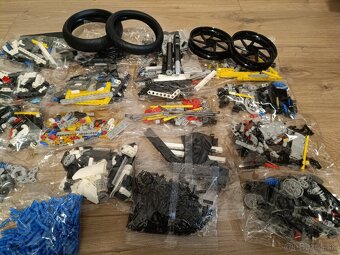 LEGO Technic motorka BMW M 1000 RR 42130 - 6