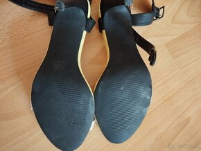 Žlto-čierne sandále New Look - 6
