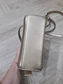 Michael Kors pale gold zlata kabelka cez plece - 6