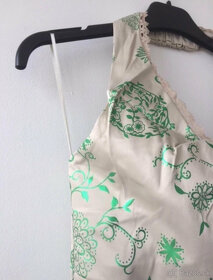Saténovo pôsobiace krémové šaty so svetlo zelenými kvetmi - 6