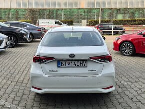 TOYOTA COROLLA SEDAN 1,8 HYBRID automat 17400,- - 6