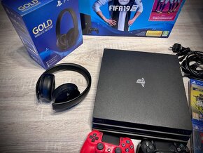 PS4 PRO 1TB+Wireless Headset+2 hry+ 3x Dualshock V2 - 6