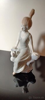 Nadherná porcelánová soška ženy so psíkom - 6