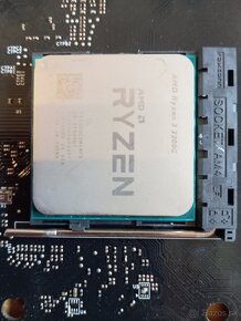 Asrock Pro AB350pro4 +AMD ryzen 3 2200g procesorom - 6