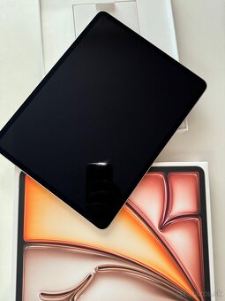 13-palcový iPad Air (M2) - 6