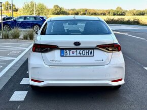 TOYOTA COROLLA SEDAN 1,8 HYBRID AUTOMAT - 6