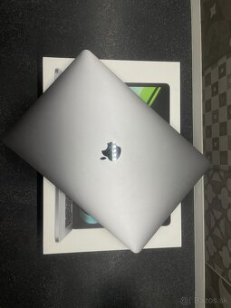 Predám MacBook Pro 13,6" (M2, 2022) – 256 GB SSD, 8 GB RAM - 6